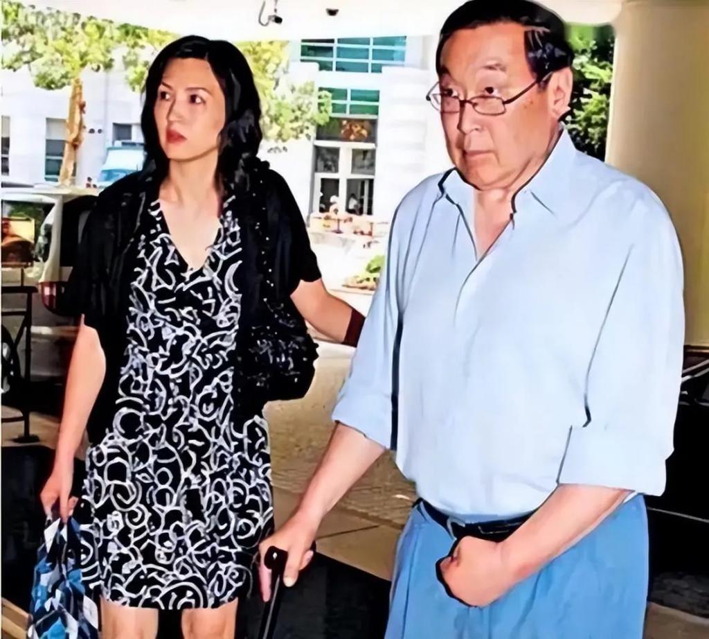 隐忍43年不离婚，丈夫去世后继承70亿财产，史上最强原配