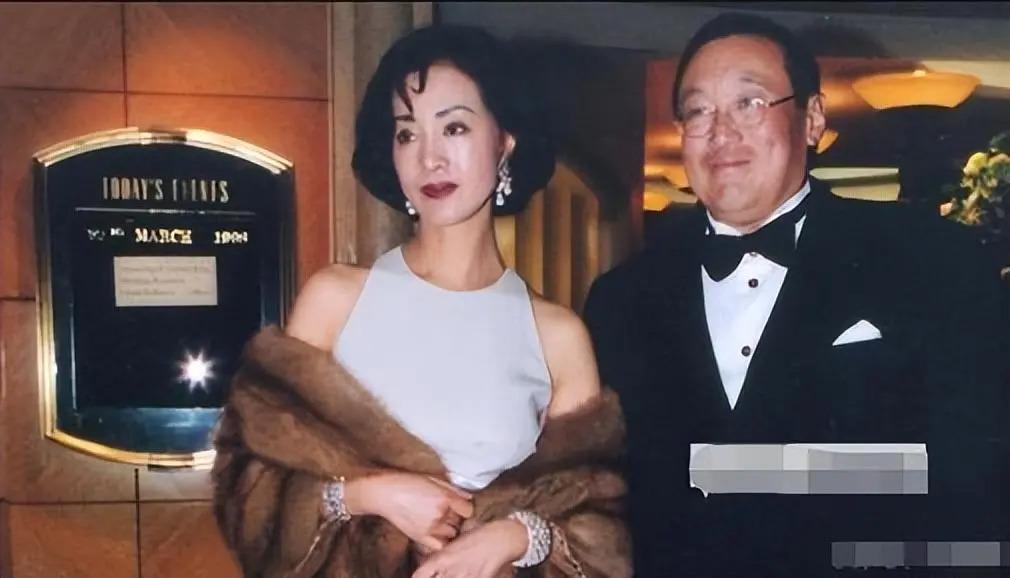 隐忍43年不离婚，丈夫去世后继承70亿财产，史上最强原配