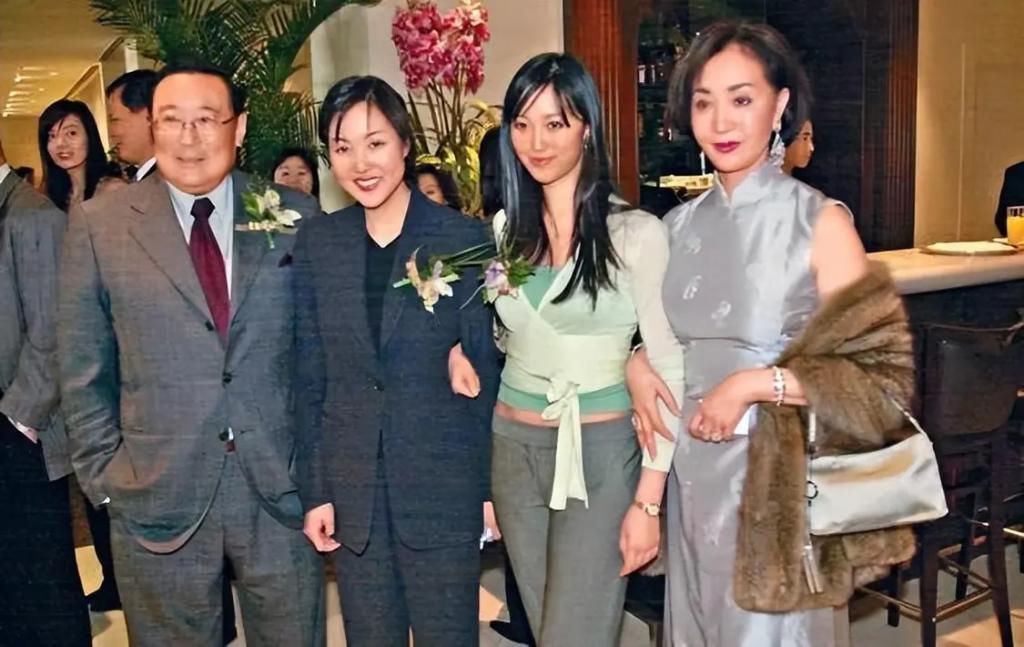 隐忍43年不离婚，丈夫去世后继承70亿财产，史上最强原配