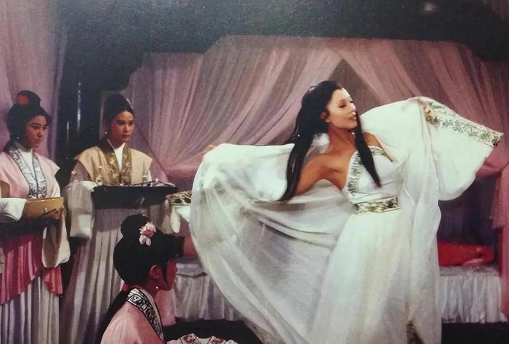 隐忍43年不离婚，丈夫去世后继承70亿财产，史上最强原配