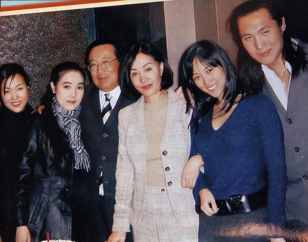 隐忍43年不离婚，丈夫去世后继承70亿财产，史上最强原配