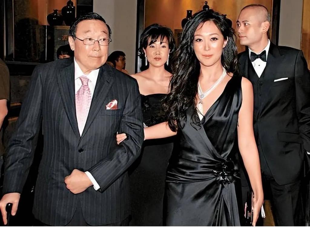 隐忍43年不离婚，丈夫去世后继承70亿财产，史上最强原配
