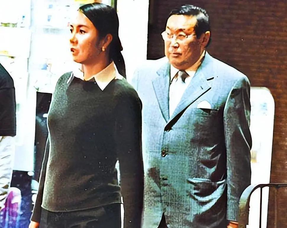 隐忍43年不离婚，丈夫去世后继承70亿财产，史上最强原配