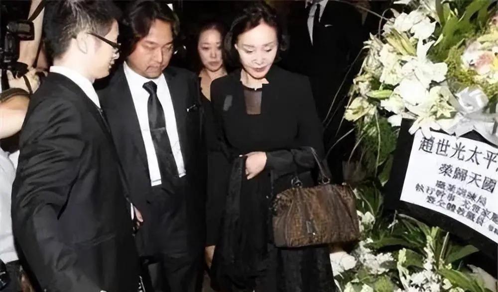 隐忍43年不离婚，丈夫去世后继承70亿财产，史上最强原配