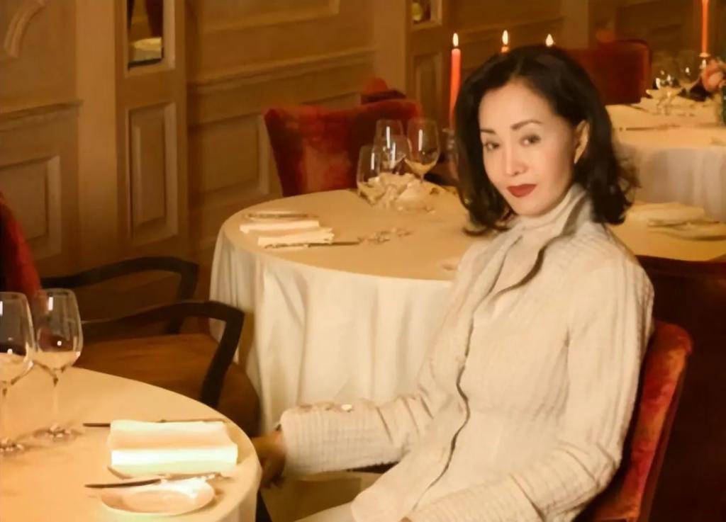 隐忍43年不离婚，丈夫去世后继承70亿财产，史上最强原配