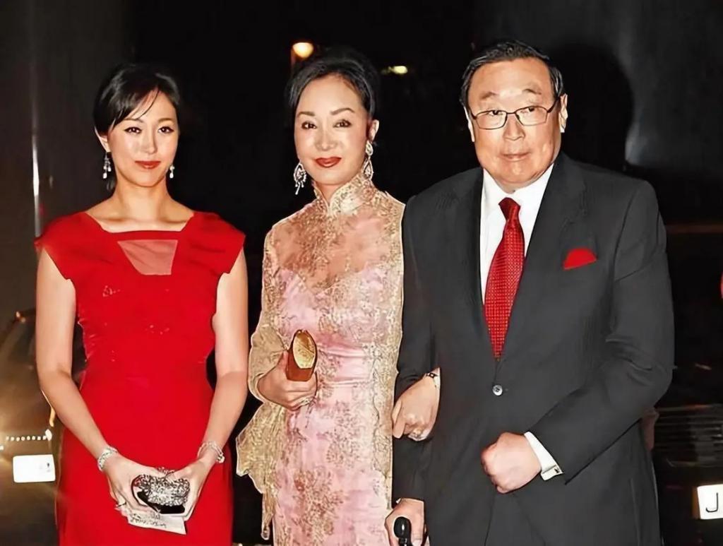隐忍43年不离婚，丈夫去世后继承70亿财产，史上最强原配