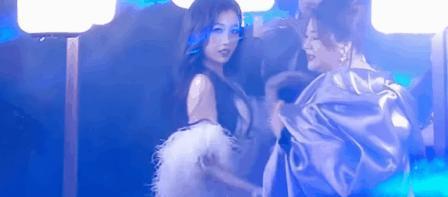 赵露思虞书欣，怎么一个比一个夹