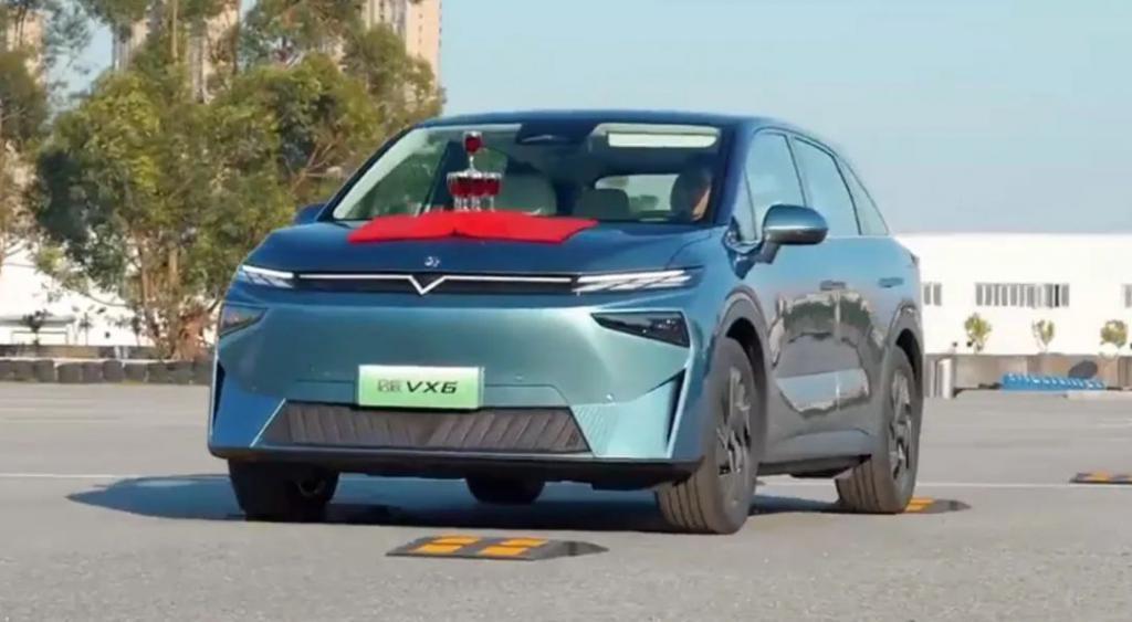 蔚来ET9“香槟塔”火了，东风启辰模仿视频引争议，网友：“蹭得太尬了”