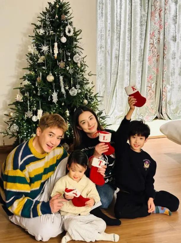 刘璇一家四口庆圣诞，教授老公少年感好强，儿女颜值超高