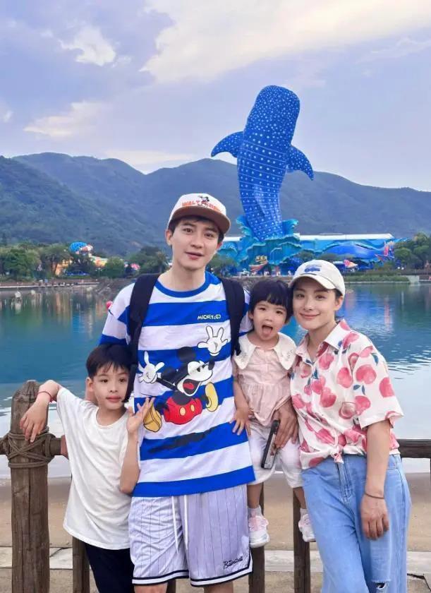 刘璇一家四口庆圣诞，教授老公少年感好强，儿女颜值超高