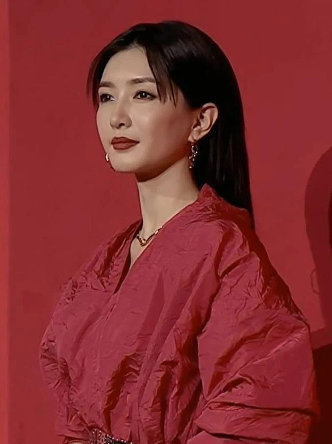费加罗盛典明星生图：黄奕江疏影脸肿，张雨绮脸僵，潘玮柏瘦了