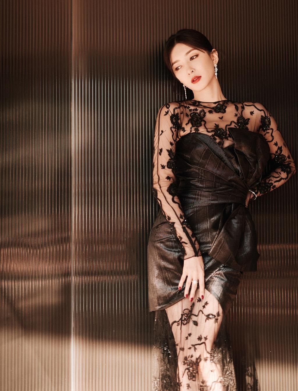 江疏影穿透视黑裙撩人 美腿若隐若现太吸睛