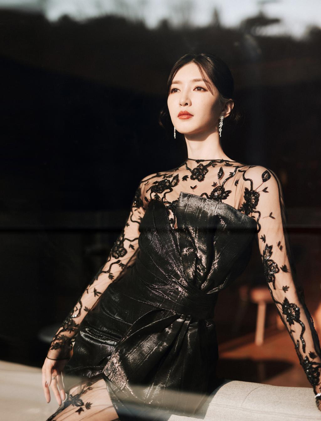 江疏影穿透视黑裙撩人 美腿若隐若现太吸睛