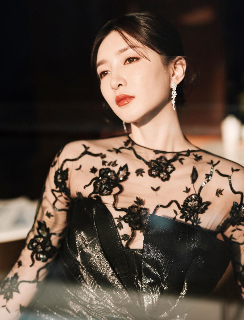 江疏影穿透视黑裙撩人 美腿若隐若现太吸睛