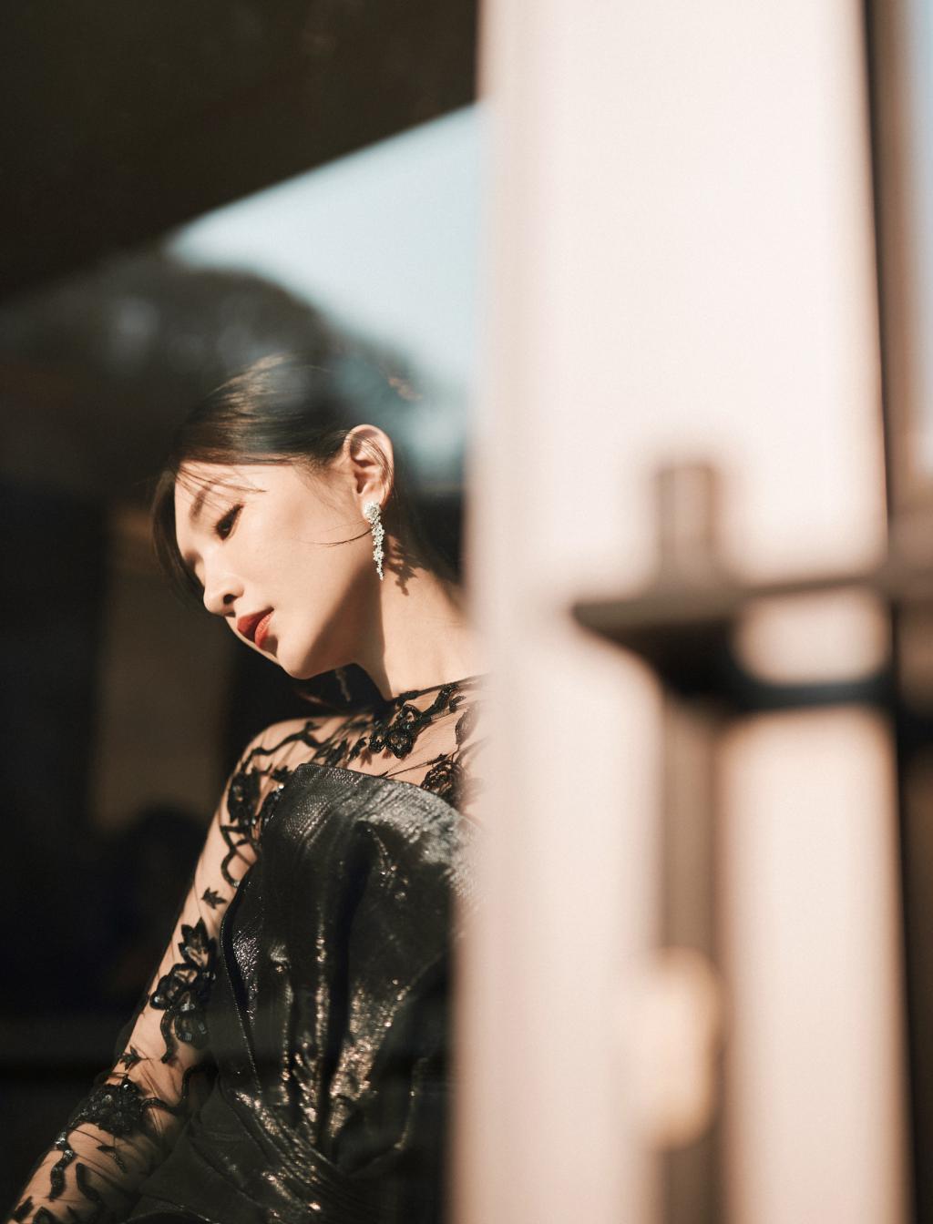 江疏影穿透视黑裙撩人 美腿若隐若现太吸睛