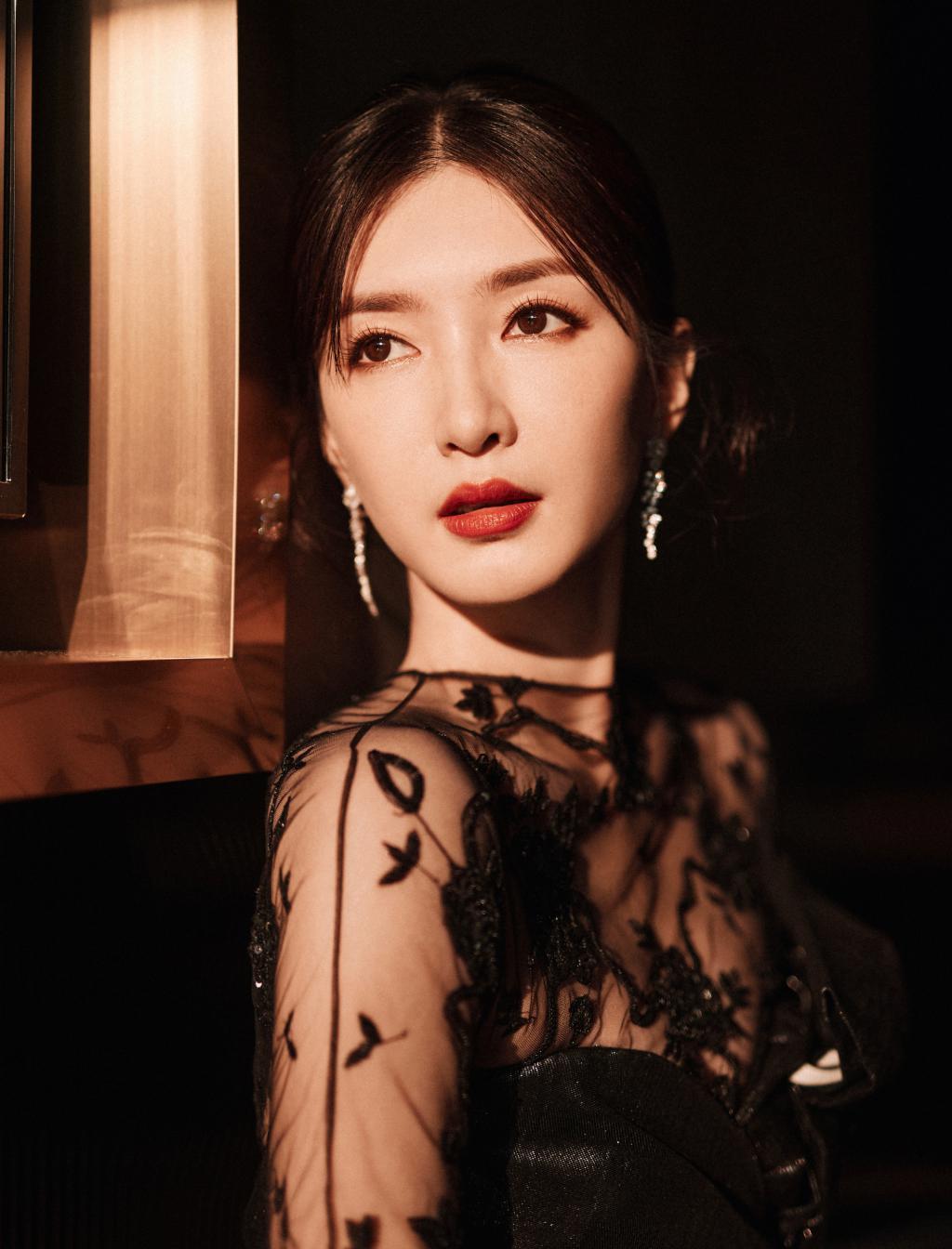 江疏影穿透视黑裙撩人 美腿若隐若现太吸睛