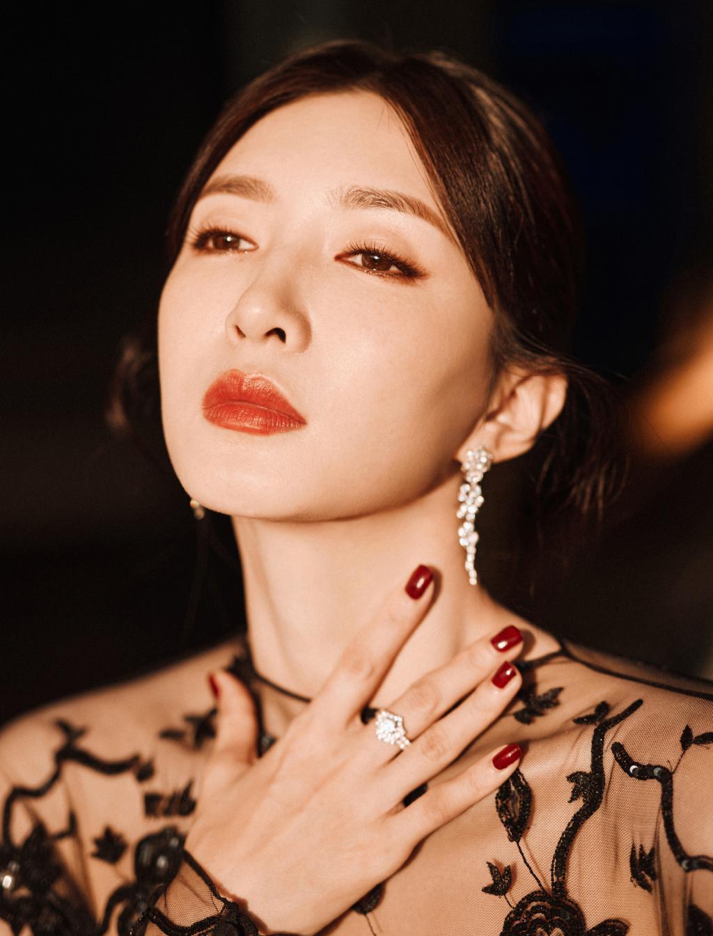 江疏影穿透视黑裙撩人 美腿若隐若现太吸睛