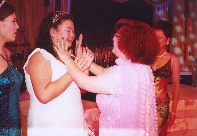 郑欣宜疑抑郁症复发：深夜晒沈殿霞旧照称常梦见她