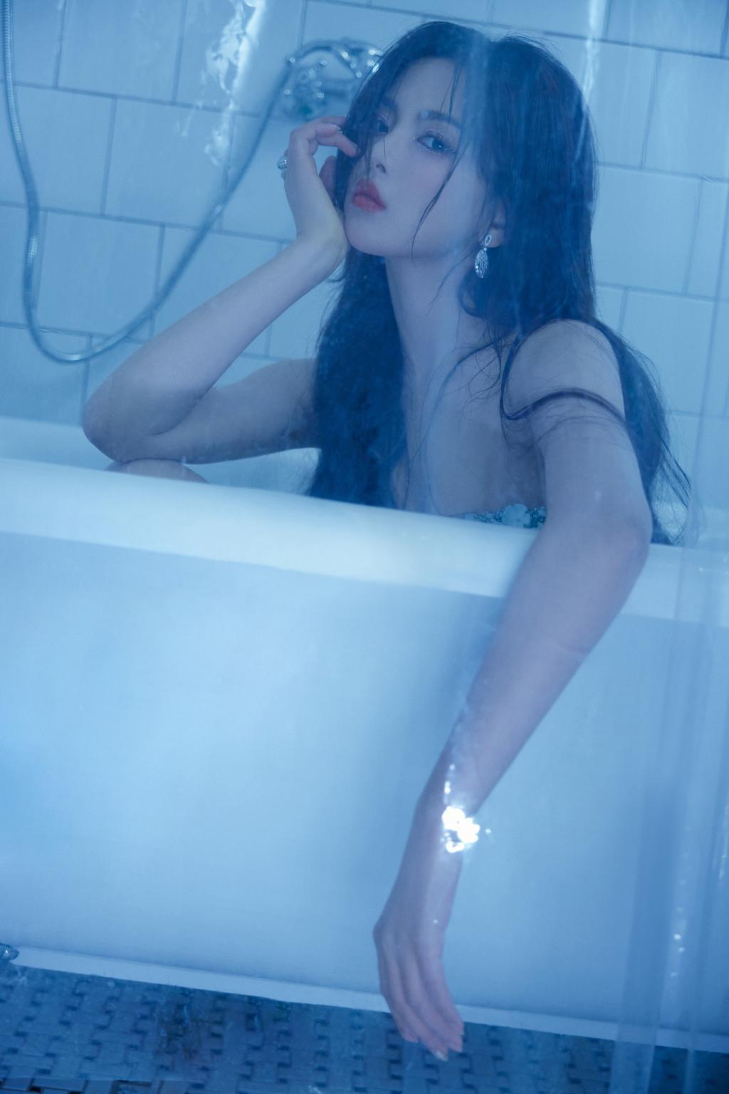 杨超越穿抹胸裙秀香肩 卷发红唇魅力满分