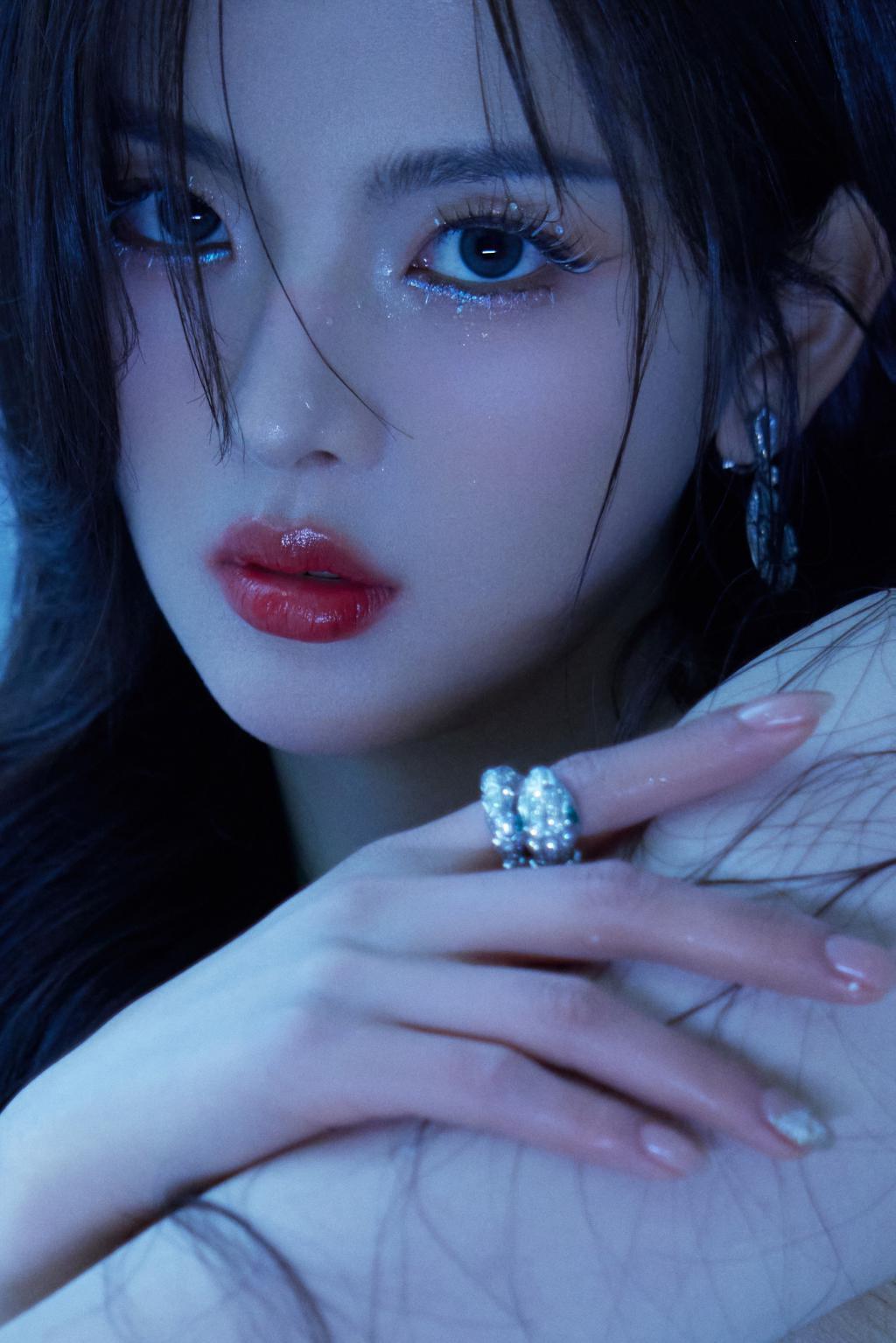 杨超越穿抹胸裙秀香肩 卷发红唇魅力满分