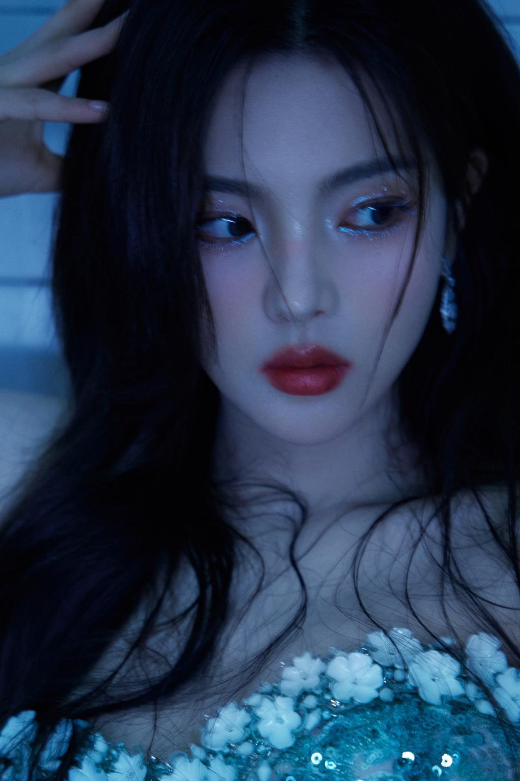 杨超越穿抹胸裙秀香肩 卷发红唇魅力满分