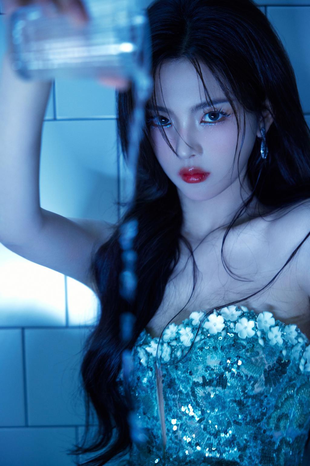 杨超越穿抹胸裙秀香肩 卷发红唇魅力满分