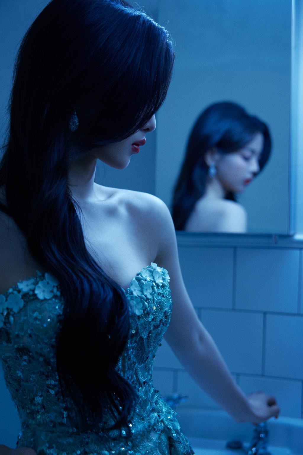 杨超越穿抹胸裙秀香肩 卷发红唇魅力满分