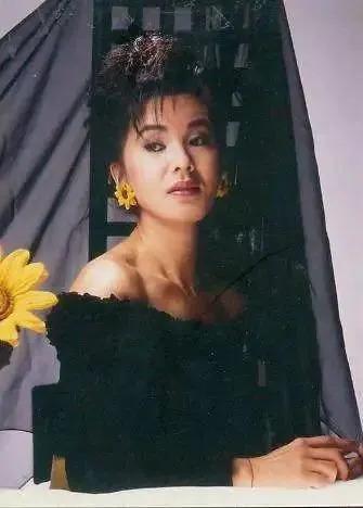 前夫借肚生子!嫁当红歌手甘愿隐退,遇骗婚忍夫偷欢反被抛弃