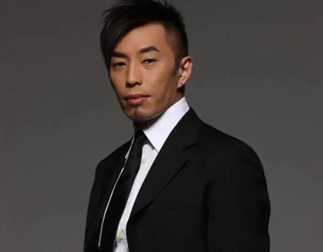 前夫借肚生子!嫁当红歌手甘愿隐退,遇骗婚忍夫偷欢反被抛弃