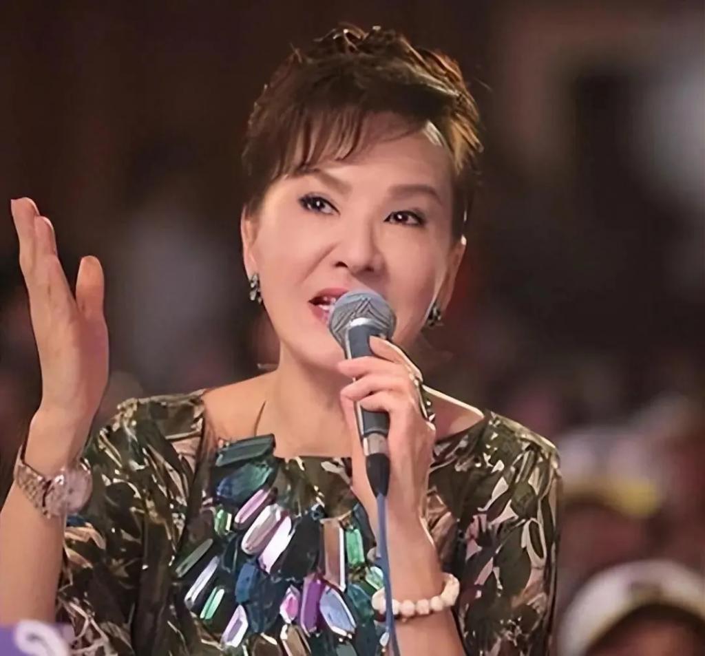 前夫借肚生子!嫁当红歌手甘愿隐退,遇骗婚忍夫偷欢反被抛弃