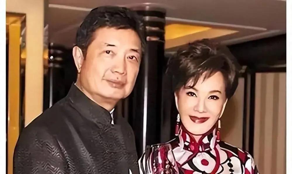 前夫借肚生子!嫁当红歌手甘愿隐退,遇骗婚忍夫偷欢反被抛弃