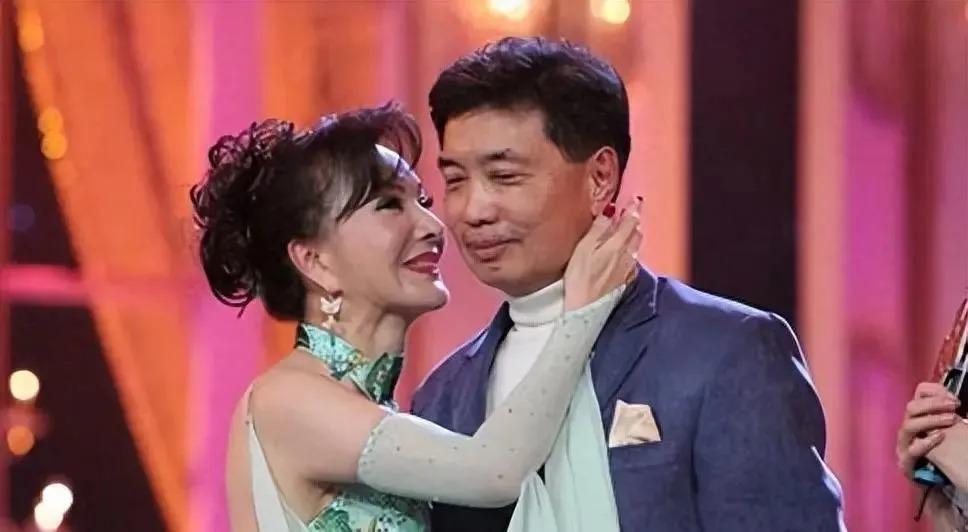 前夫借肚生子!嫁当红歌手甘愿隐退,遇骗婚忍夫偷欢反被抛弃