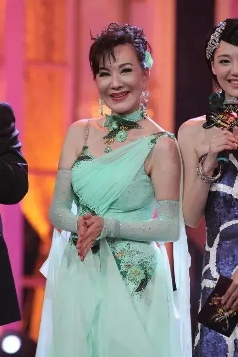 前夫借肚生子!嫁当红歌手甘愿隐退,遇骗婚忍夫偷欢反被抛弃