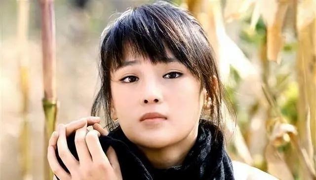 巩俐和替身的合影，俩人几乎一模一样，这谁能分清她俩谁是谁？