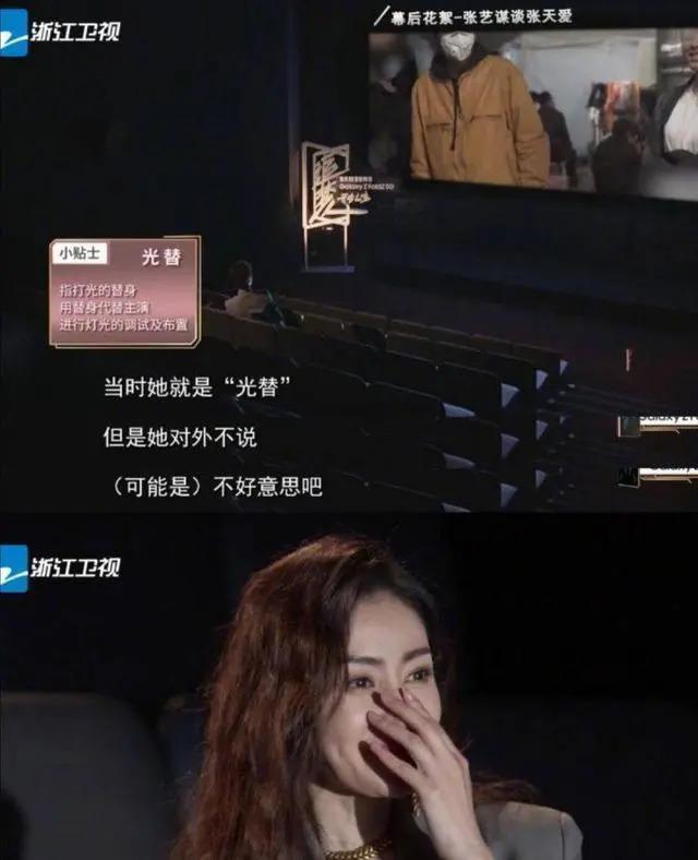 巩俐和替身的合影，俩人几乎一模一样，这谁能分清她俩谁是谁？