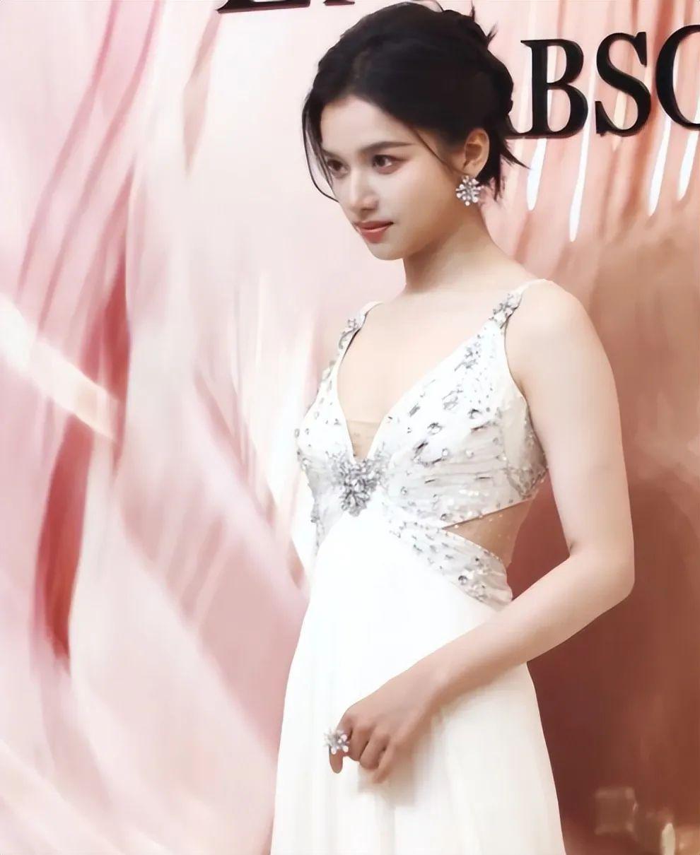 真空的倪妮，土气的赵今麦，女明星审美差距，出来了