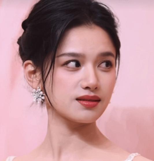 真空的倪妮，土气的赵今麦，女明星审美差距，出来了