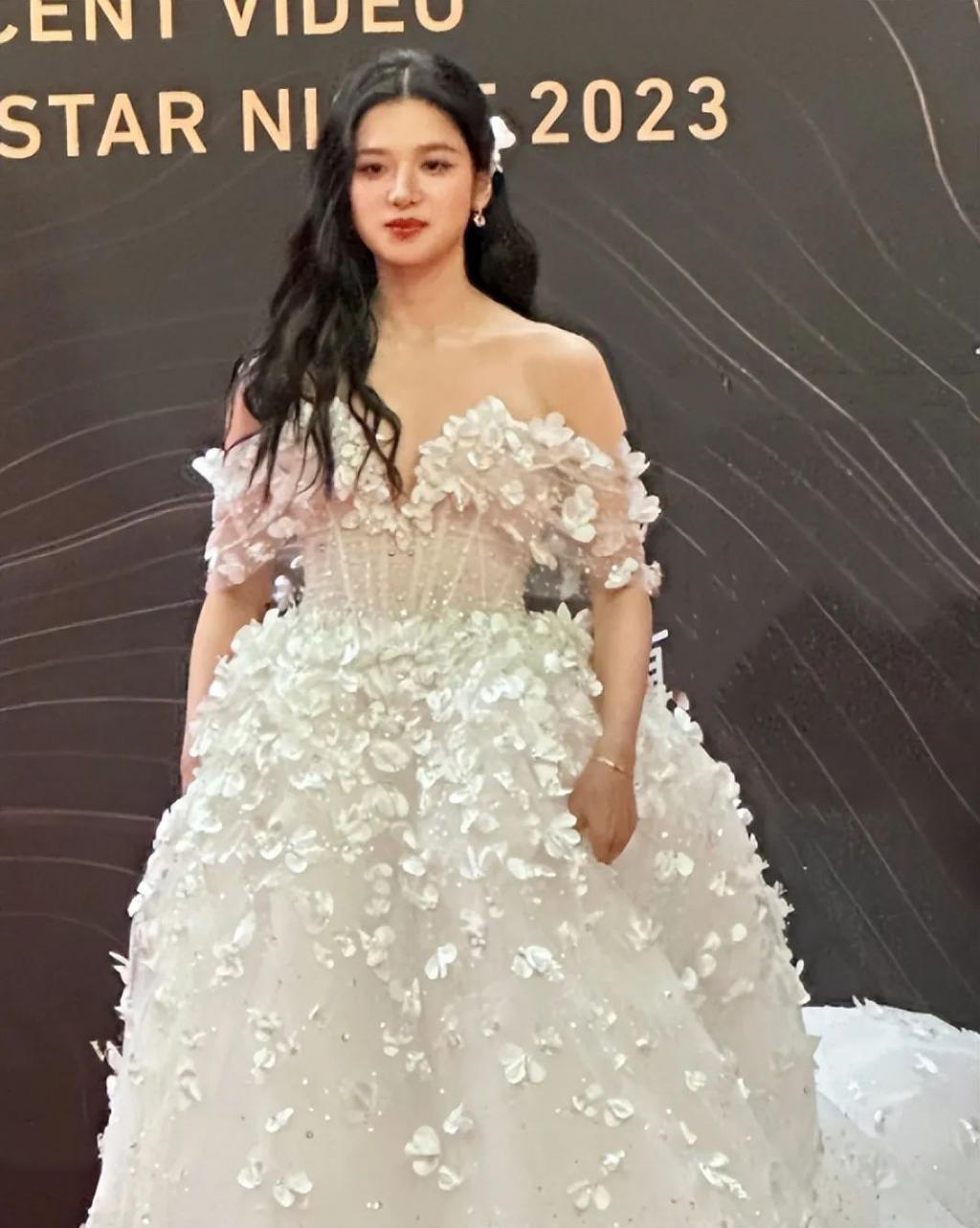 真空的倪妮，土气的赵今麦，女明星审美差距，出来了