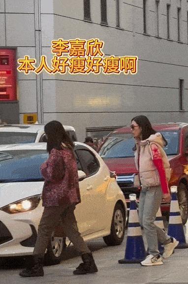 李嘉欣携夫出游，走路蹒跚无力，大8岁的许晋亨虎虎生风