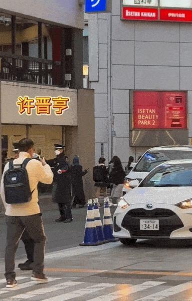 李嘉欣携夫出游，走路蹒跚无力，大8岁的许晋亨虎虎生风