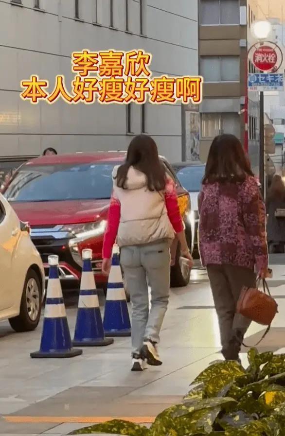 李嘉欣携夫出游，走路蹒跚无力，大8岁的许晋亨虎虎生风