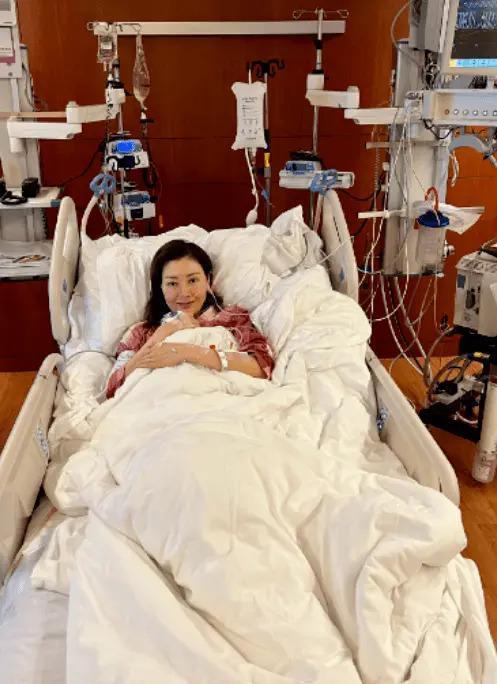 李嘉欣携夫出游，走路蹒跚无力，大8岁的许晋亨虎虎生风