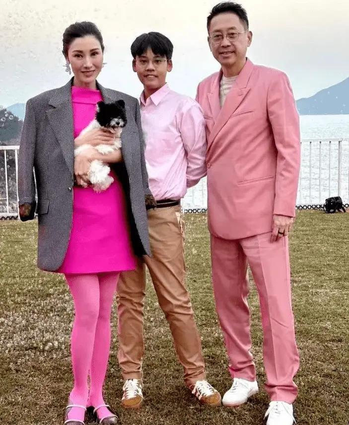 李嘉欣携夫出游，走路蹒跚无力，大8岁的许晋亨虎虎生风