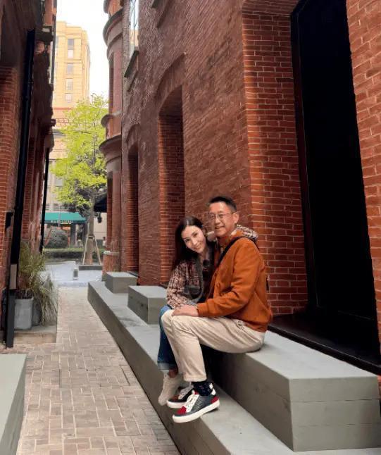 李嘉欣携夫出游，走路蹒跚无力，大8岁的许晋亨虎虎生风