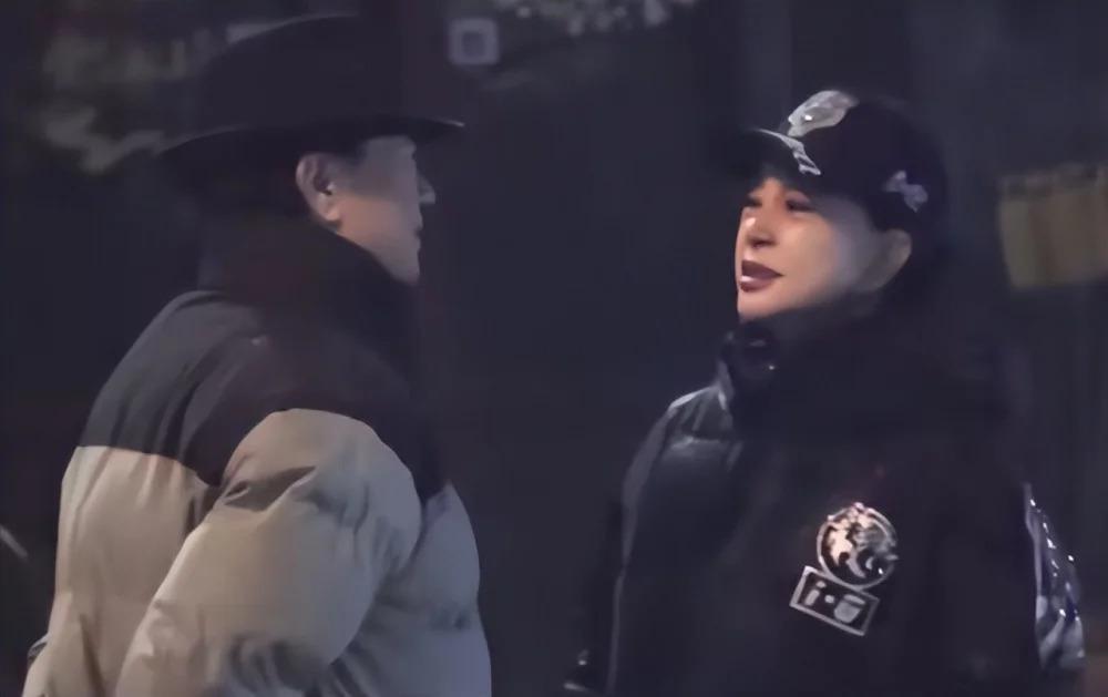 刘晓庆与四婚老公街头散步，82岁王晓玉贴心替太太掸雪