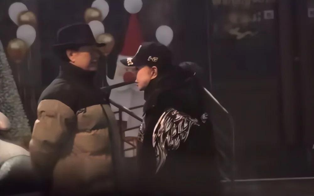 刘晓庆与四婚老公街头散步，82岁王晓玉贴心替太太掸雪
