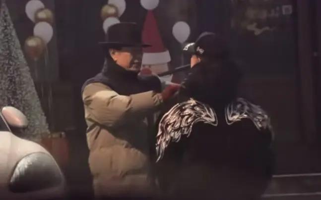 刘晓庆与四婚老公街头散步，82岁王晓玉贴心替太太掸雪