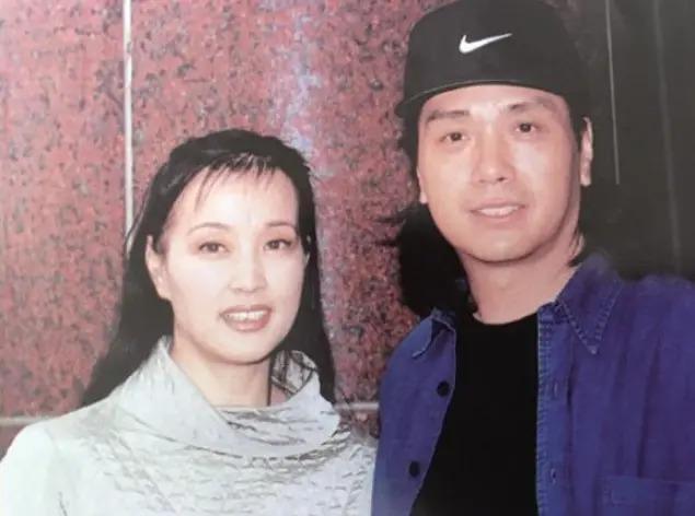 刘晓庆与四婚老公街头散步，82岁王晓玉贴心替太太掸雪