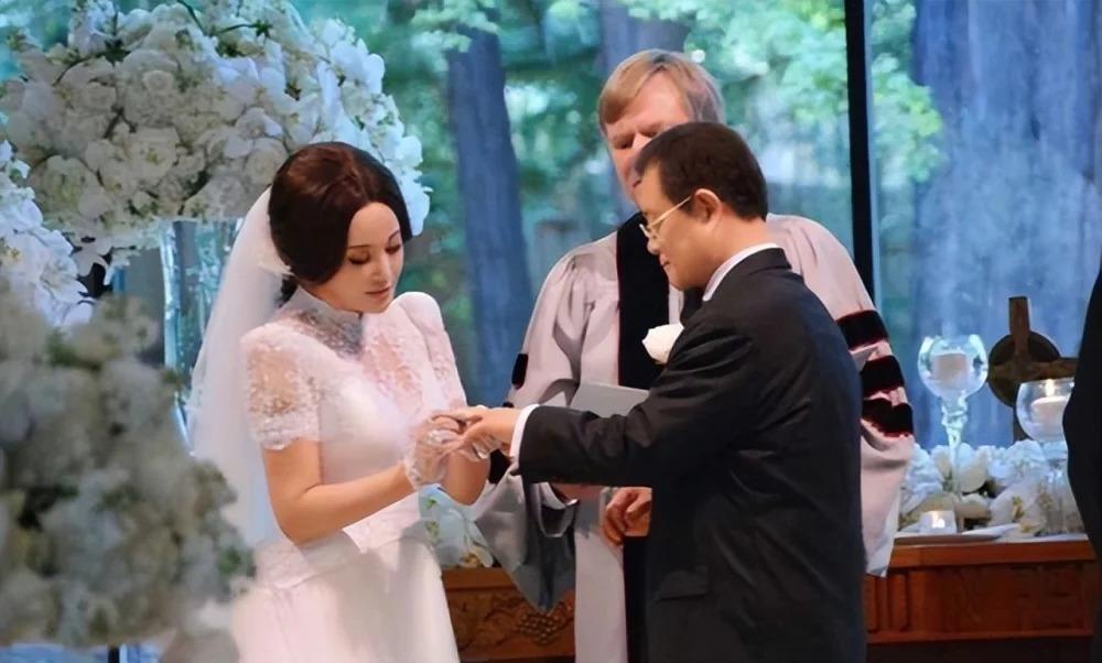 刘晓庆与四婚老公街头散步，82岁王晓玉贴心替太太掸雪