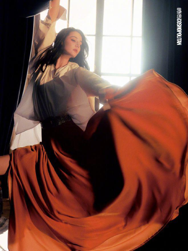 迪丽热巴再登杂志封面，眼神魅惑长腿撩人，造型百变甜如初恋